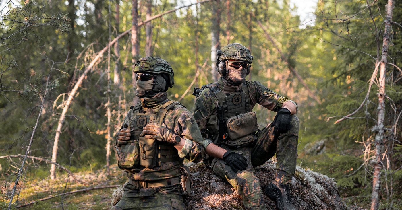 Kaksi reserviläistä istuu metsässä