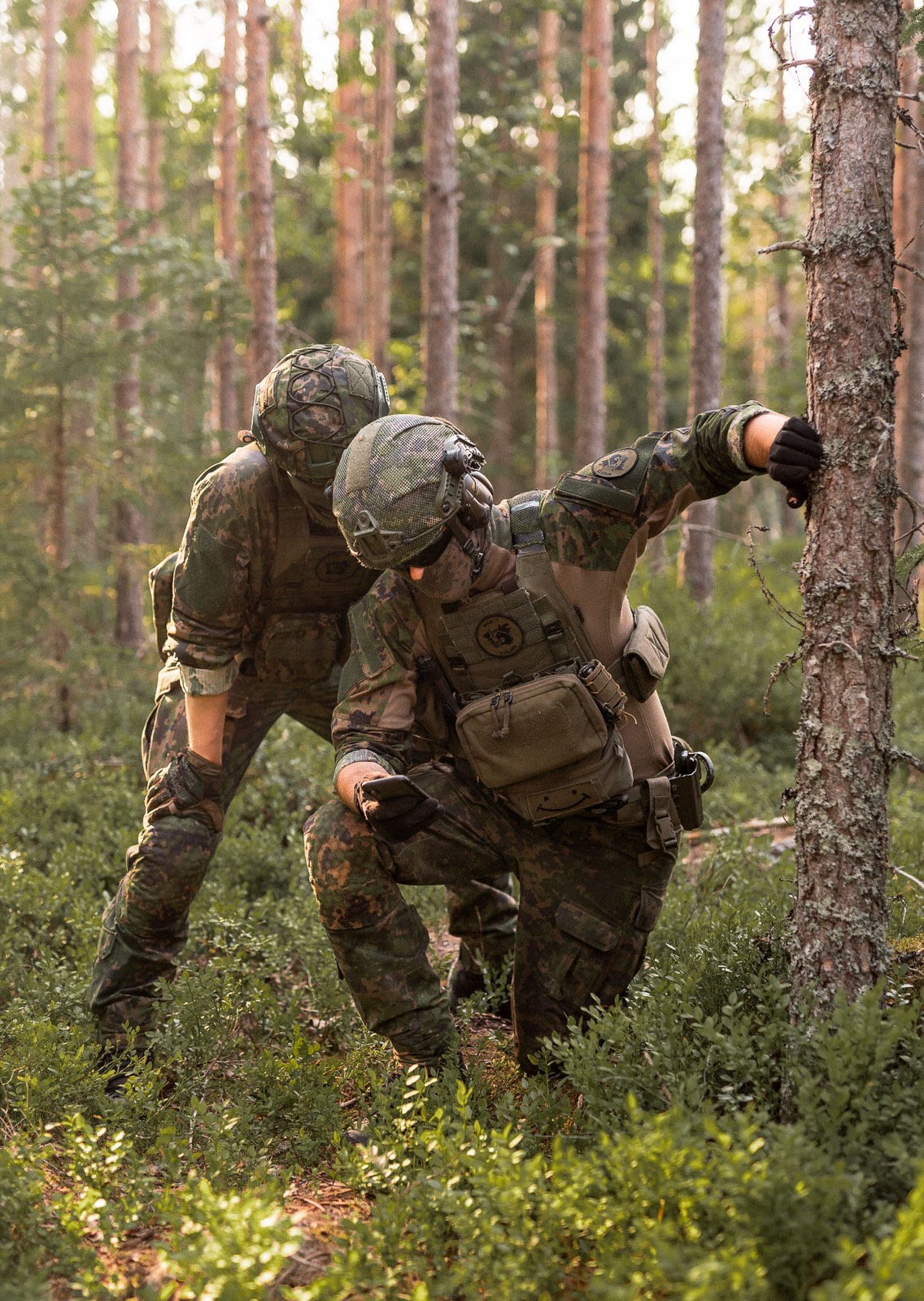 Kaksi taistelijaa maastossa